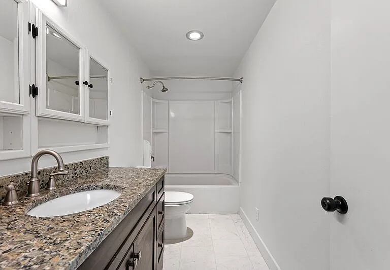 2105 Hawkins Ln — Photo 34
