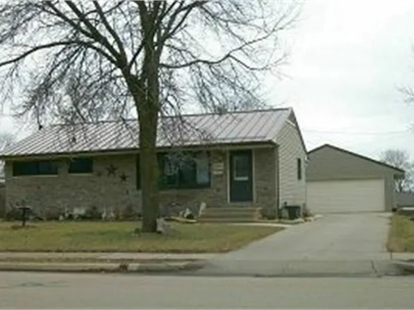 2068 Carter Rd, Dubuque, IA 52001