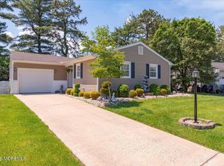 12 Cambridge Ct, Toms River, NJ 08757