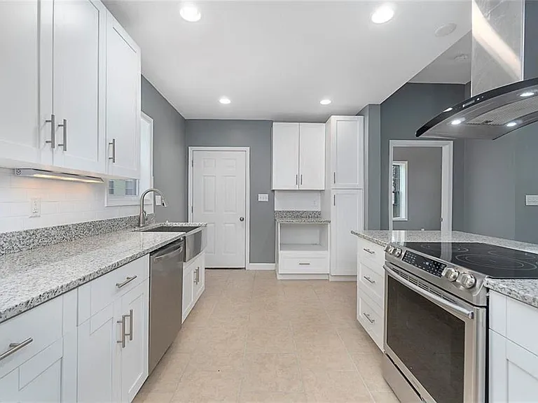 313 W 36th St — Photo 13
