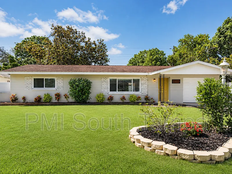 2 bed, 1.0 bath, 1241 sqft, $2,350 — Photo 2