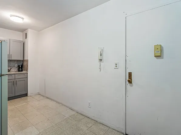 89-15 Parsons Boulevard image 7 of 18