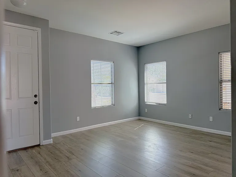 4056 E Devon Dr — Photo 3