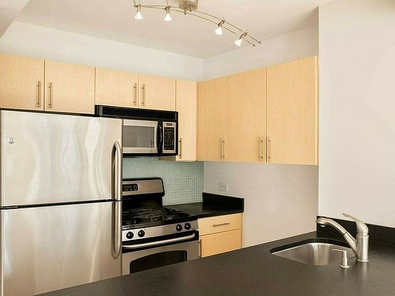 3rd image of 155 W 21st St APT 15F