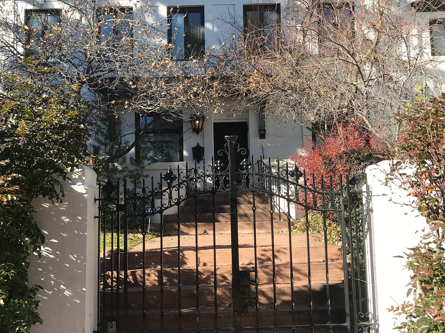 3 bed, 2400 sqft, $4,000 — Photo 2