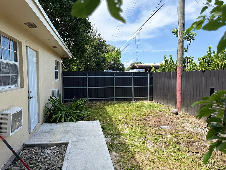 19521 NW 1st Ct — Photo 4