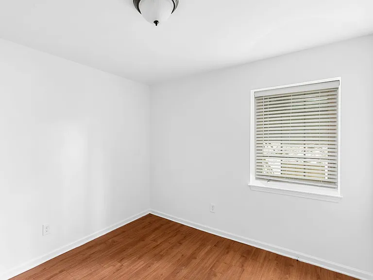 The Avondale Apartments — Photo 15