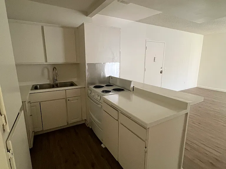 Lennox Lanai Apartments — Photo 42