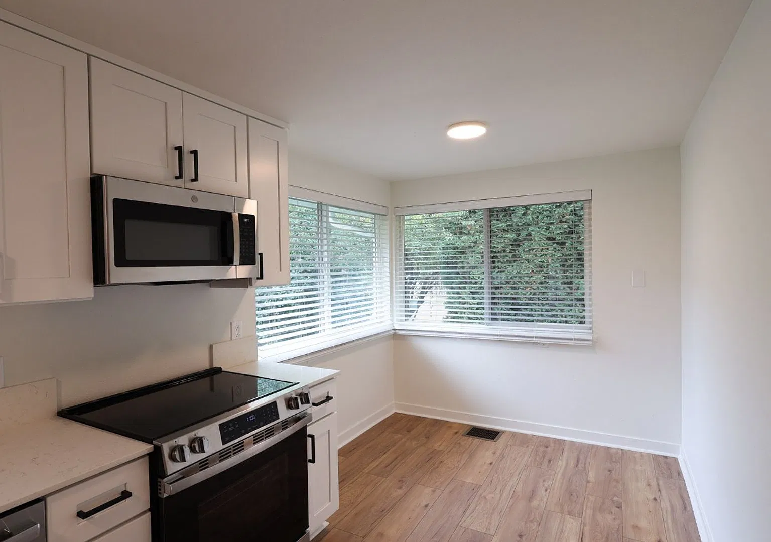 Newly Remodeled 6-Bedroom Home with Two Full Kitchens! — Photo 3