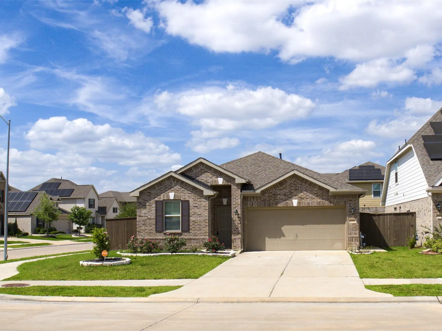 4 bed, 2.0 bath, 1944 sqft, $2,900 — Photo 1
