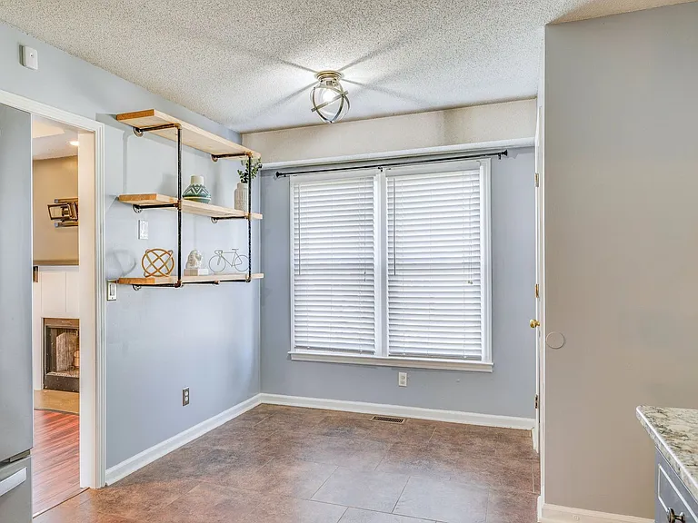 1737 Crestview Dr — Photo 8