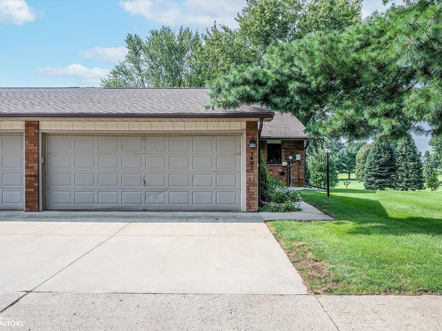 1407 Country Club Dr