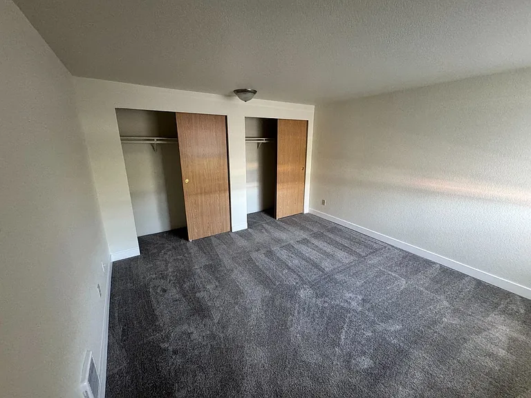 Wellington Place Apartments — Photo 12