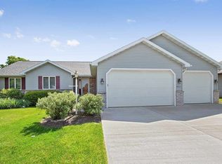 N9532 Hickory Dr, APPLETON, WI 54915