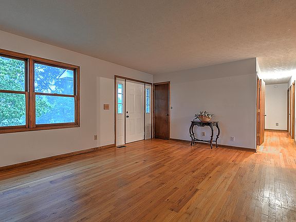 5th image of 4829 S Wind Dr