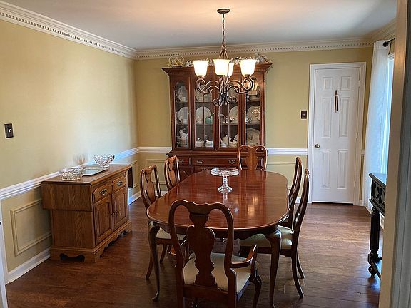 Dining room w/China closet