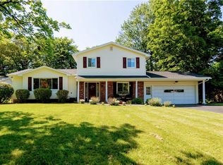 37 Charleswood Dr, Pittsford, NY 14534