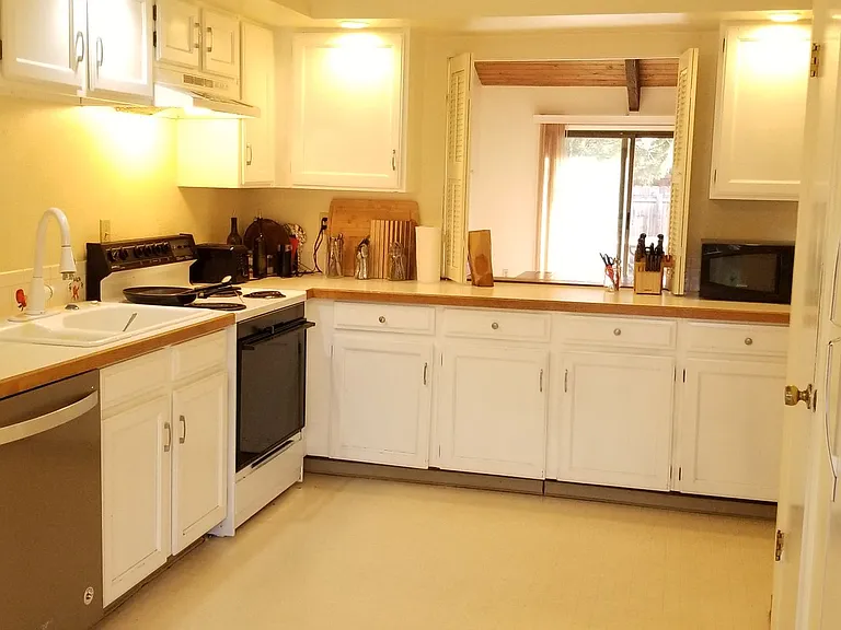 859 Roxwood Ln — Photo 6