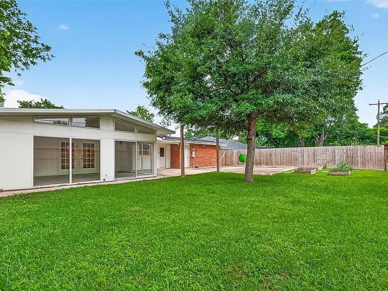 5422 Hummingbird St — Photo 42
