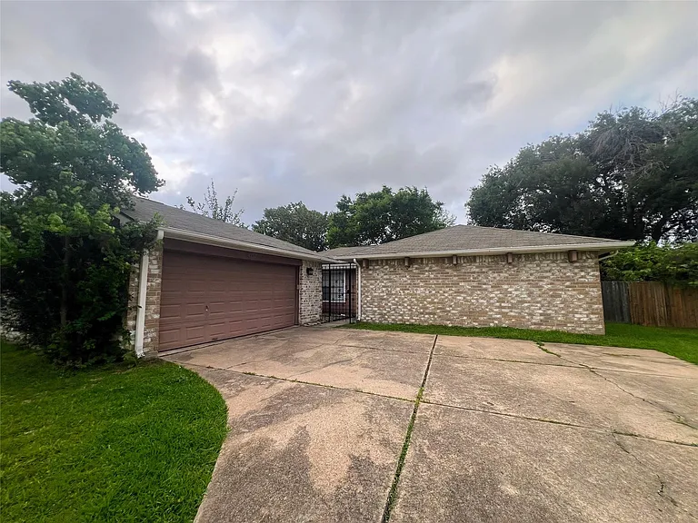 1202 Manorglen Dr — Photo 10