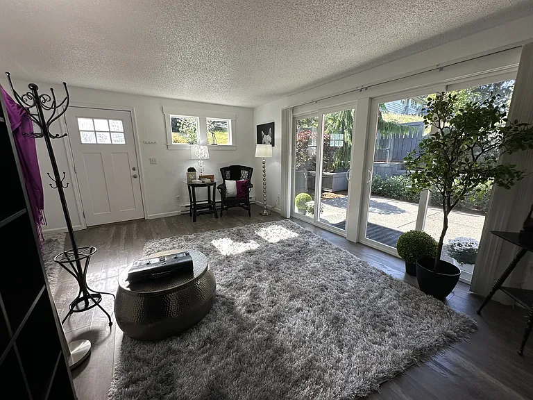 844 Phoenix St NE — Photo 3