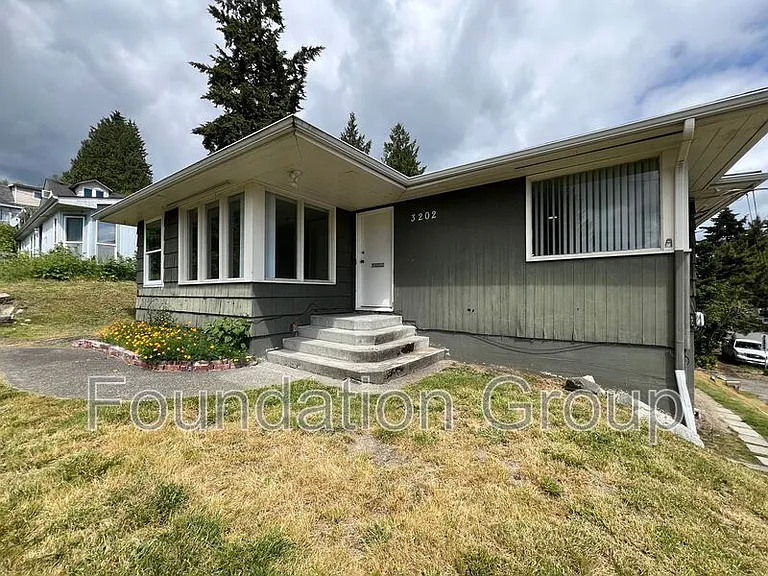 3202 Farragut Ave — Photo 1