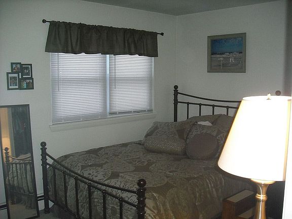 Master Bed: plenty of room for Queen