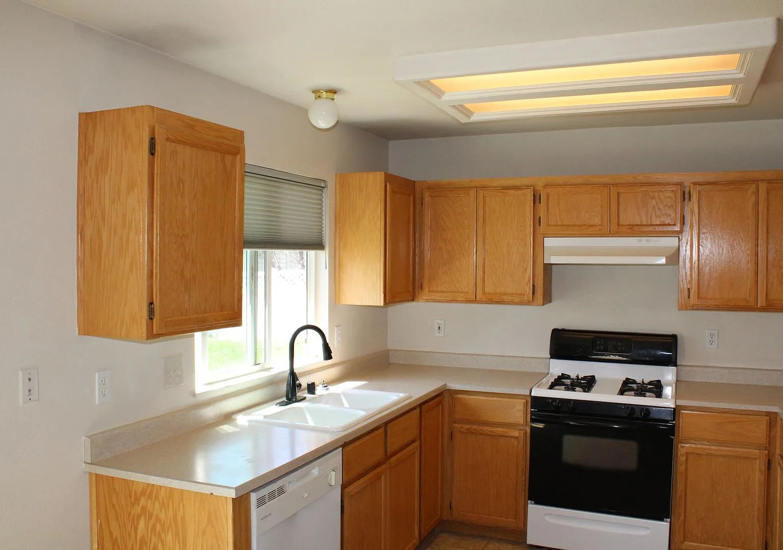 3 Bed 2 Bath House Located In The Ravenwood Subdivision In Anderson — Photo 4