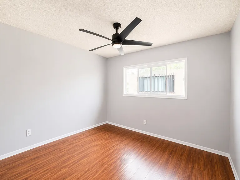 2150 N Beachwood Dr #10 — Photo 10