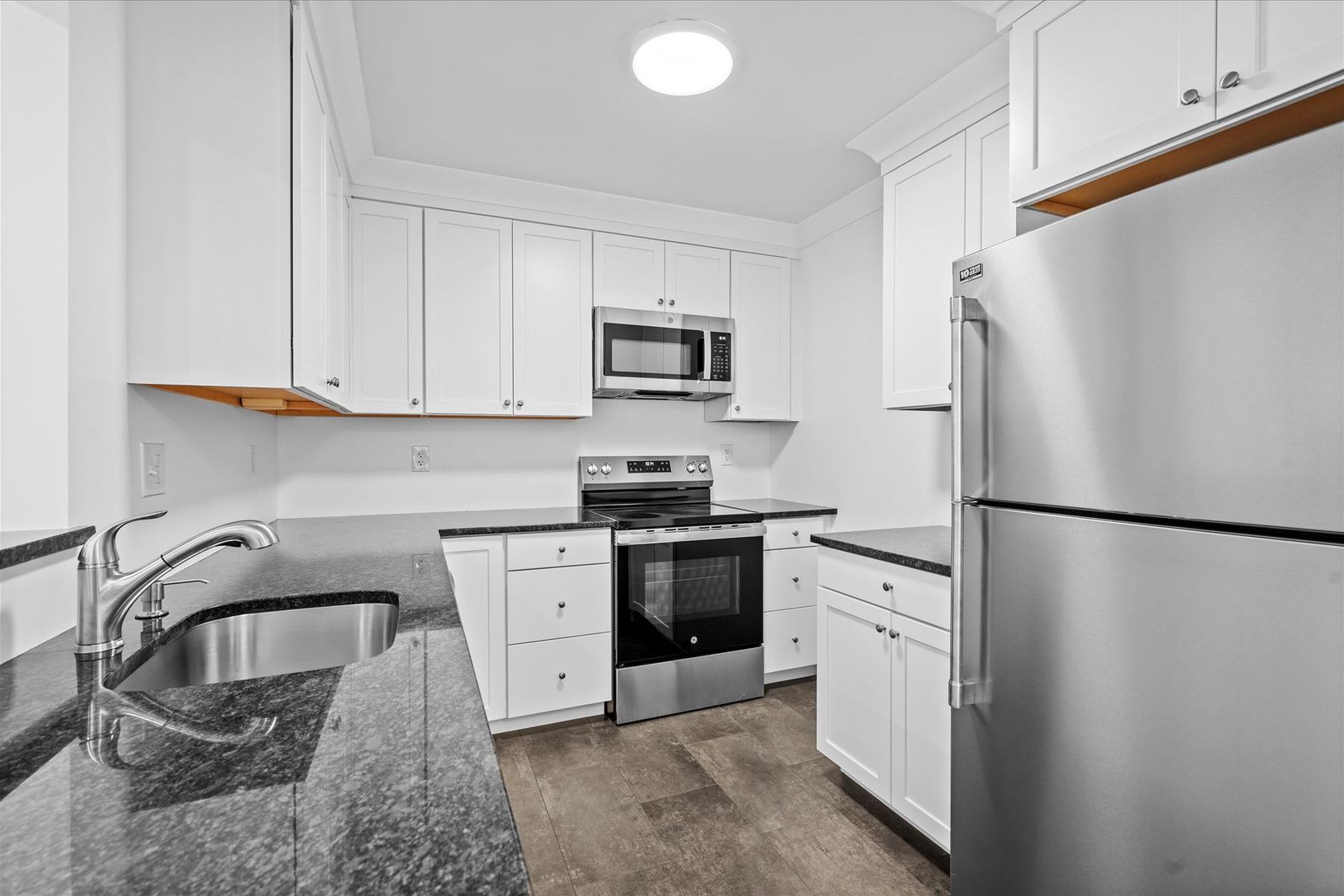  Brand new kitchen