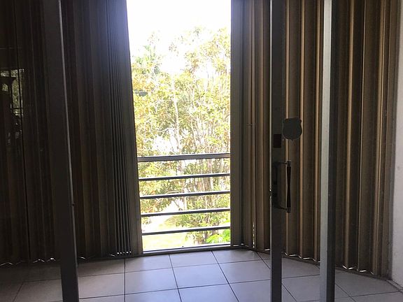 4th image of 1401 NE 191st St APT 310