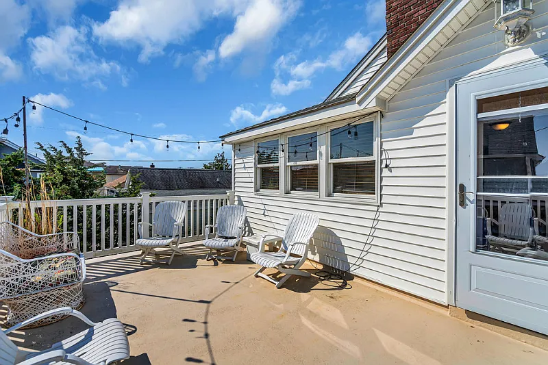 Winter Rental Through April - Ocean Ave ! - 3BR - 1BA - Parking Included — Photo 2
