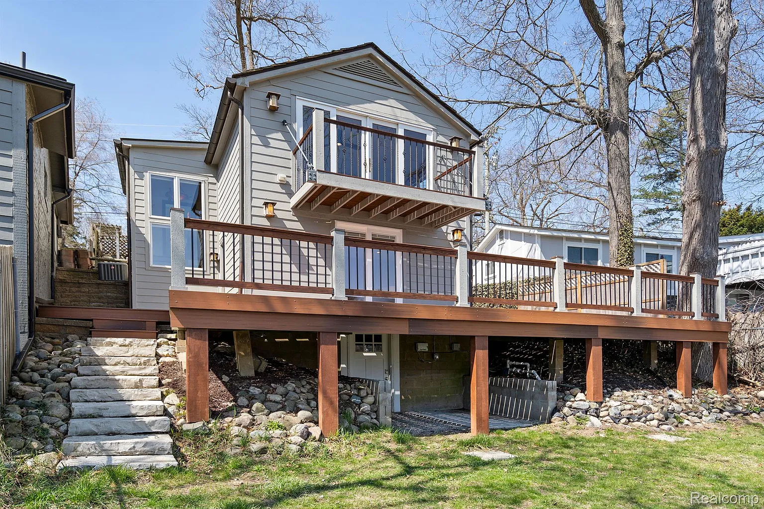 561 Bellevue Ave photo 1