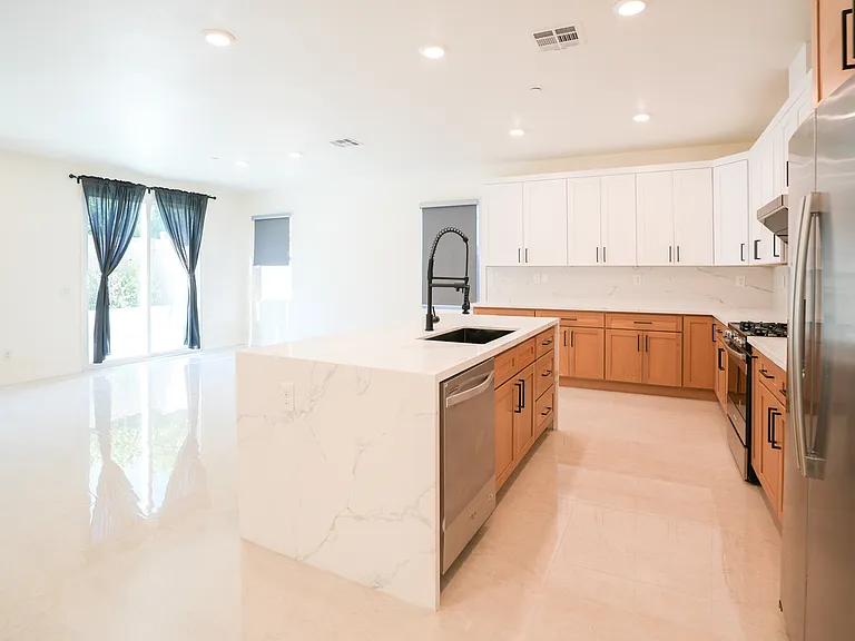 2717 E Murdock Ln — Photo 5