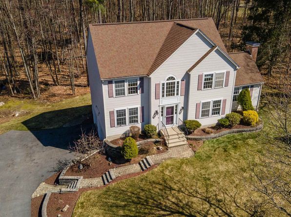 10 Burbank Way, Hooksett, NH 03106