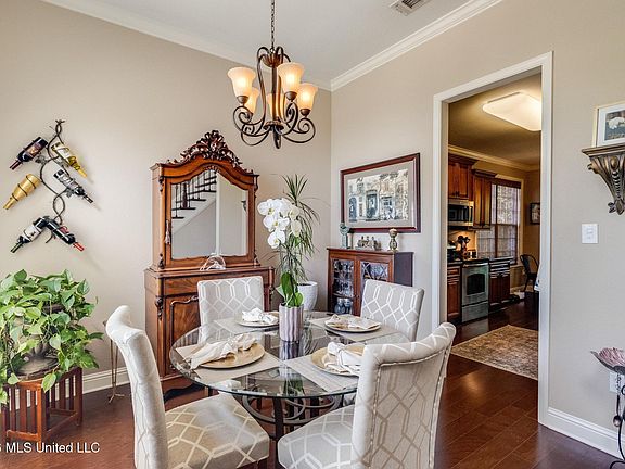 5th image of 10544 Roundhill Dr