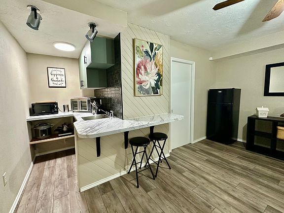 Kitchenette - Oven/Air Fryer, Microwave, Instant Pot, Electric Skillet, Induction Burner with pot/pans. Fully stocked, Utensils, plates, glassware, mugs. Refrigerator.