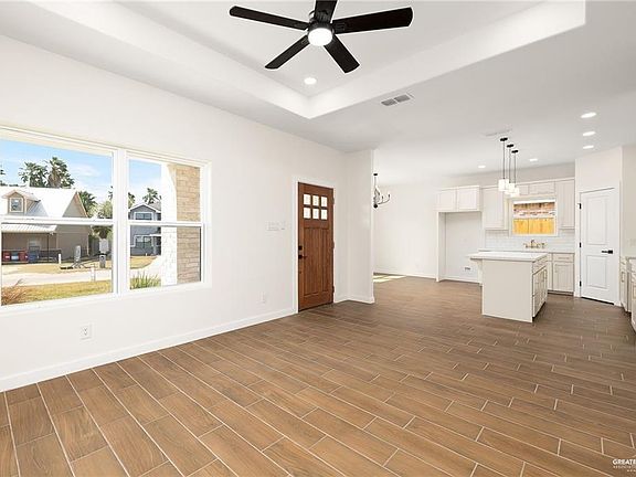 3rd image of 302 N Kika De La Garza Blvd