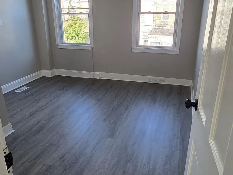 144 N Streeper St — Photo 6