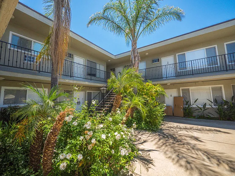 14220 Burbank Blvd — Photo 32