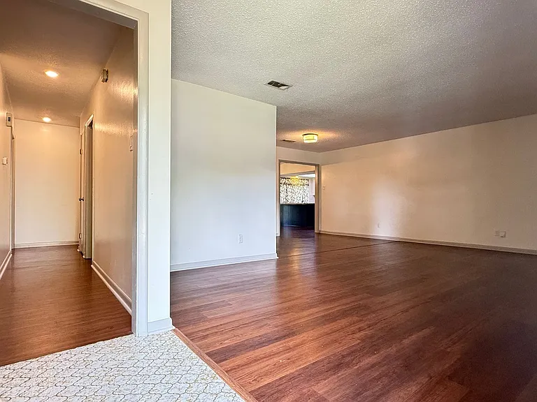 3604 Royal Oak Dr — Photo 2