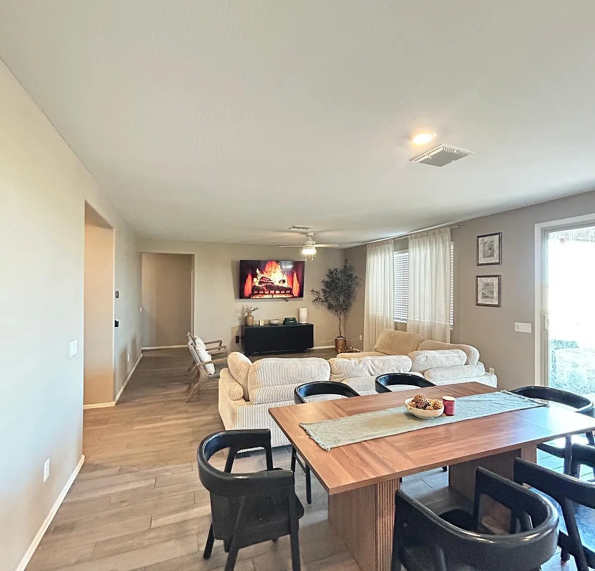 3 bed, 2.0 bath, 1631 sqft, $2,090 — Photo 2