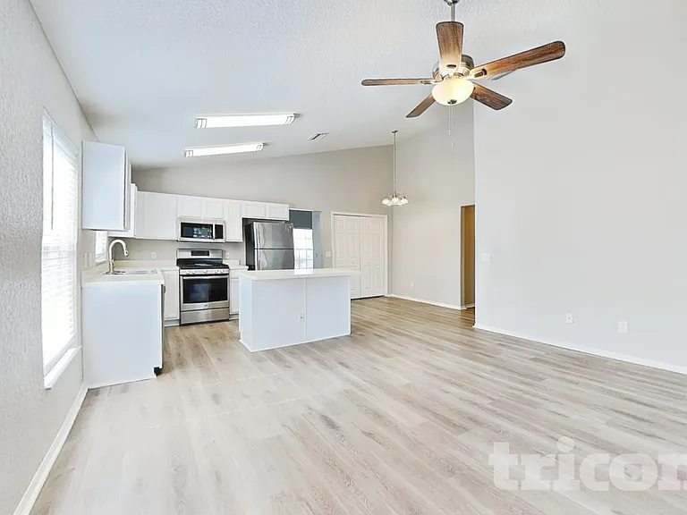 1124 Vinetree Dr — Photo 5