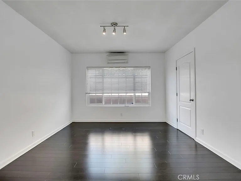 1015 E Walnut Ave — Photo 14