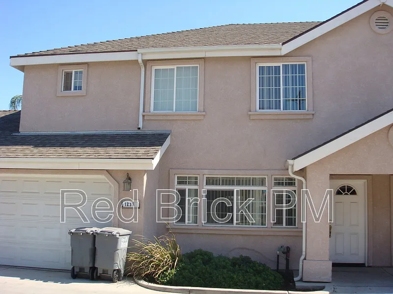 3 bed, 2.5 bath, 1817 sqft, $1,800 — Photo 1