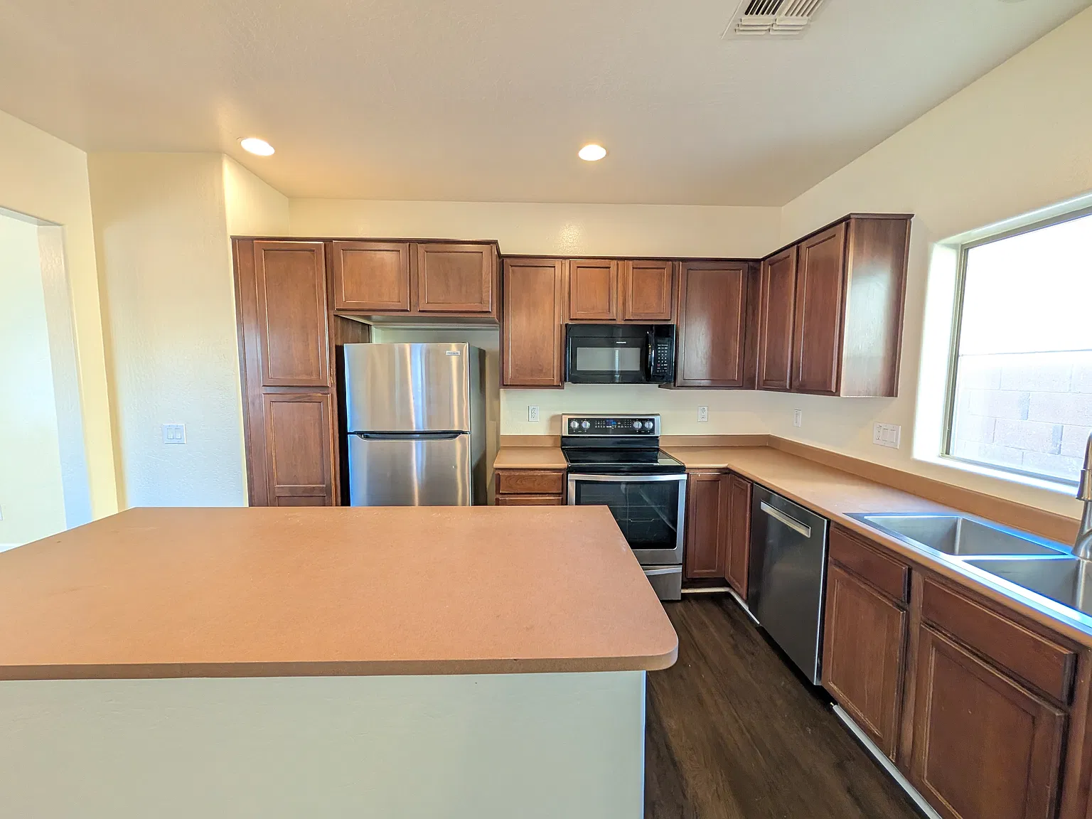4 bed, 2.5 bath, 1913 sqft, $2,000 — Photo 4