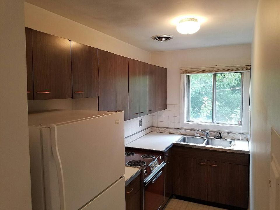 1st image of 136 Ann St APT 6