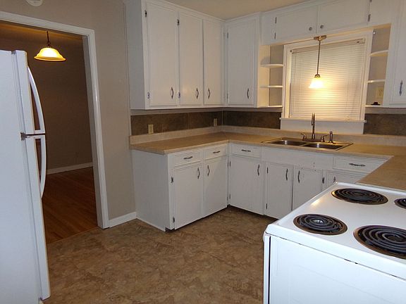 3rd image of 1207 E Kent Dr