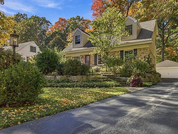 4th image of 815 Apple Tree LANE