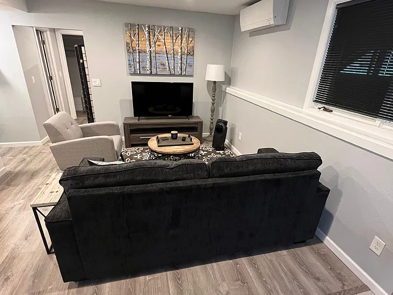 848 Valley Ln — Photo 2